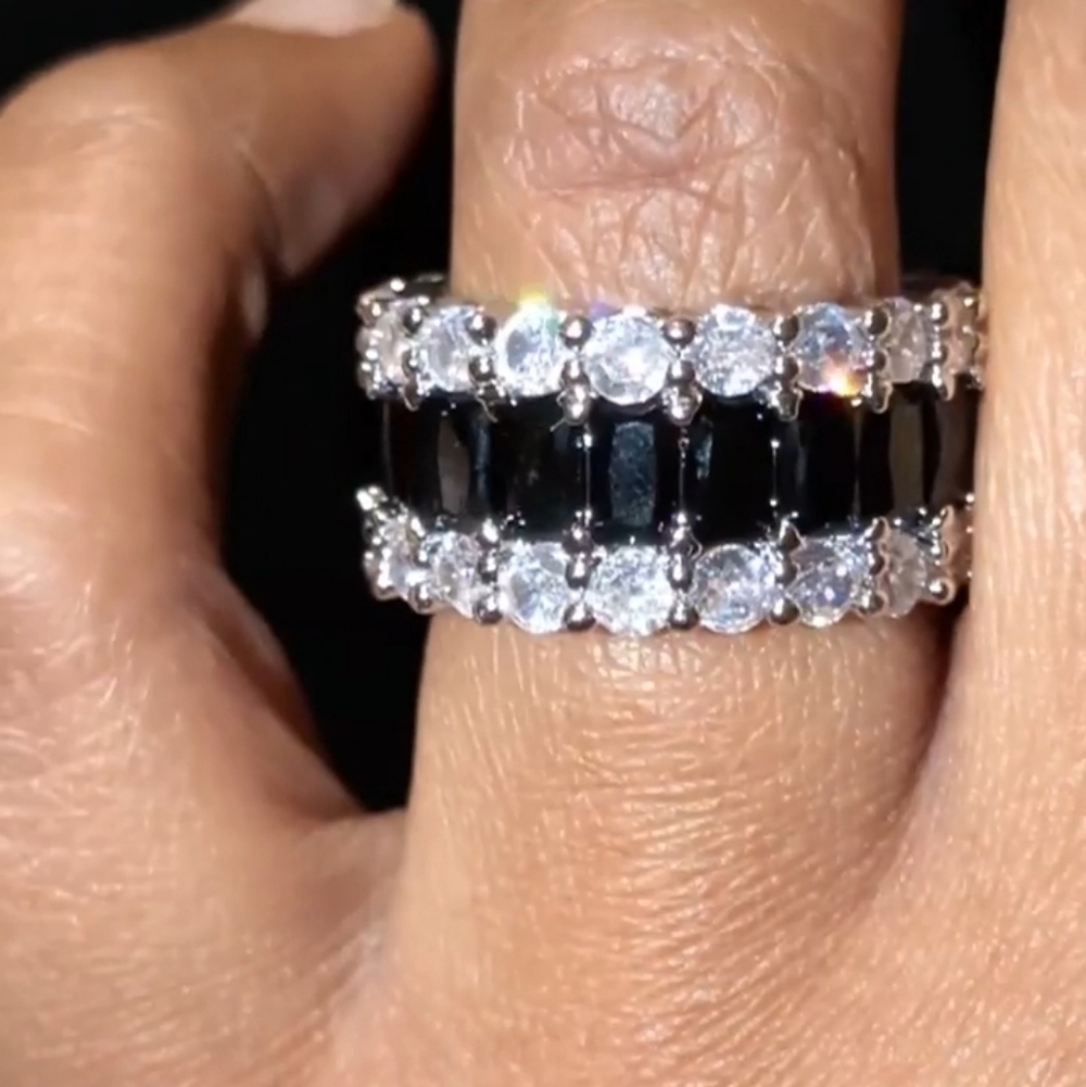 Stunning Simulated Black and White Diamond Wideband Eternity Cocktail Ring Sz 6